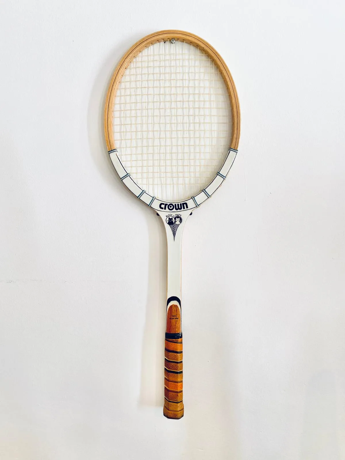 Raquette de tennis vintage Crown nue, en bois blanc, accrochée au mur avant sa transformation