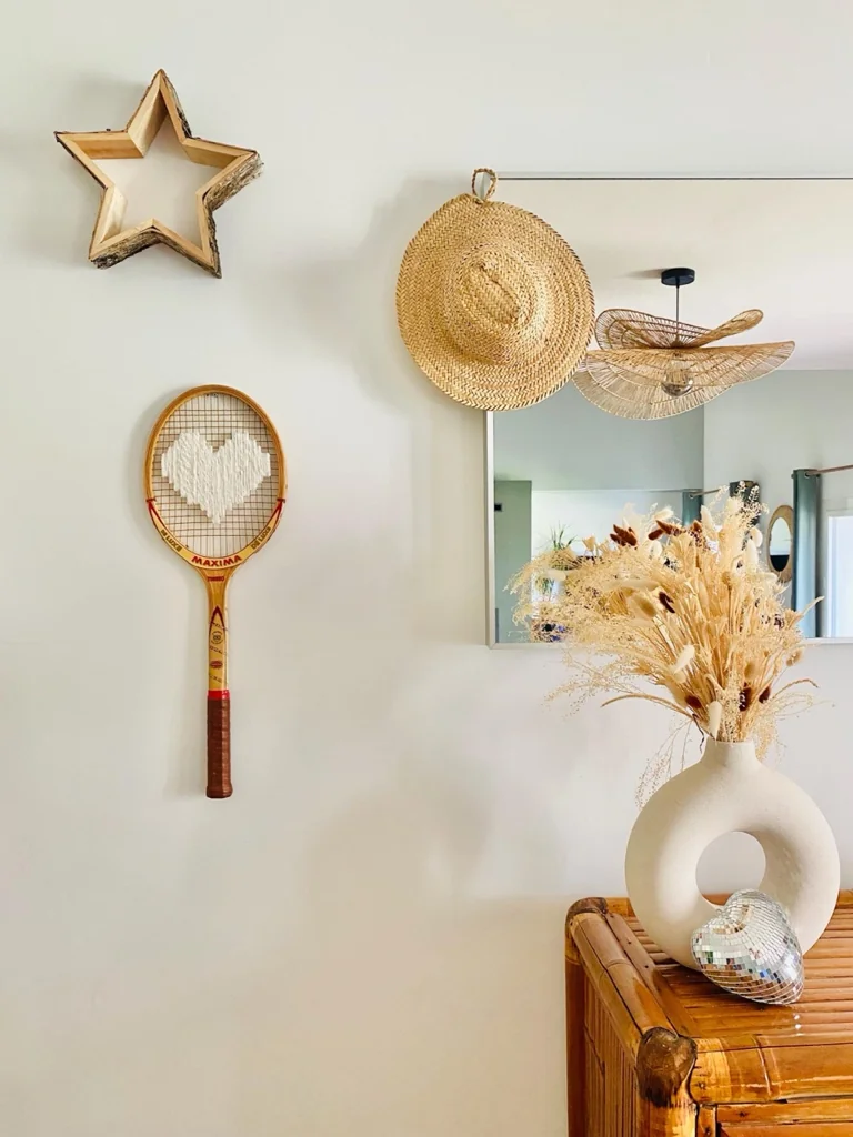 Raquette de tennis vintage au cœur pixel blanc velours, accrochée au mur dans la décoration de Charlotte
